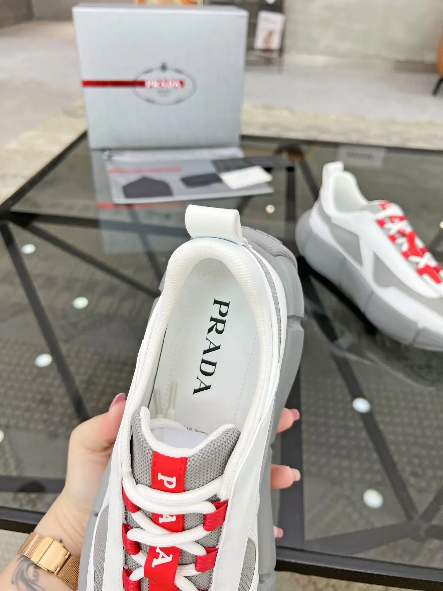 Factory price: 480💰Prada new men's leather sports shoes, the highest version on the market, any comparison is welcome🆚! The original leather has excellent texture and is super high-end! Fetal sheep net lining imported from Italy, removable pad! Luxurious materials and fine workmanship, highly recommended! Code number: 38-44, customized 45